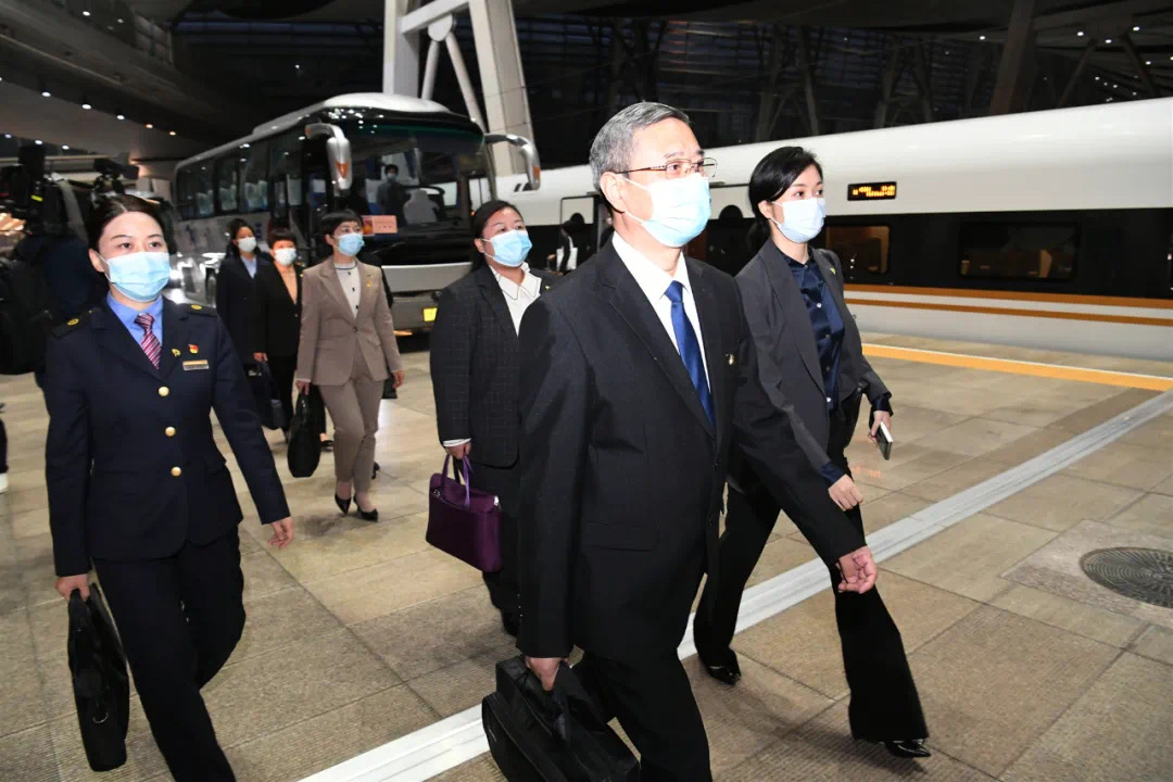 牢記初心使命 忠誠履職盡責(zé) 我省出席黨的二十大代表抵京 鄭柵潔王清憲唐良智程麗華先期抵京